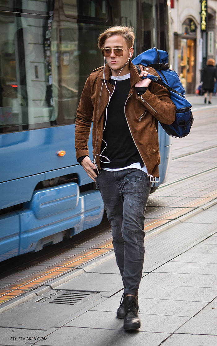 Street Style Zagreb muška moda jesen zima smeđa kožna bajkerska jakna, sive hlače i tenisice