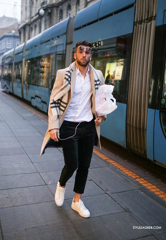 Marko Šimić Instagram, nogometaš, Street Style Zagreb muška ulična moda jesen zima bež kaput bijela košulja, crne hlače od baršuna, bijele tenisice, karirani šal Burberry