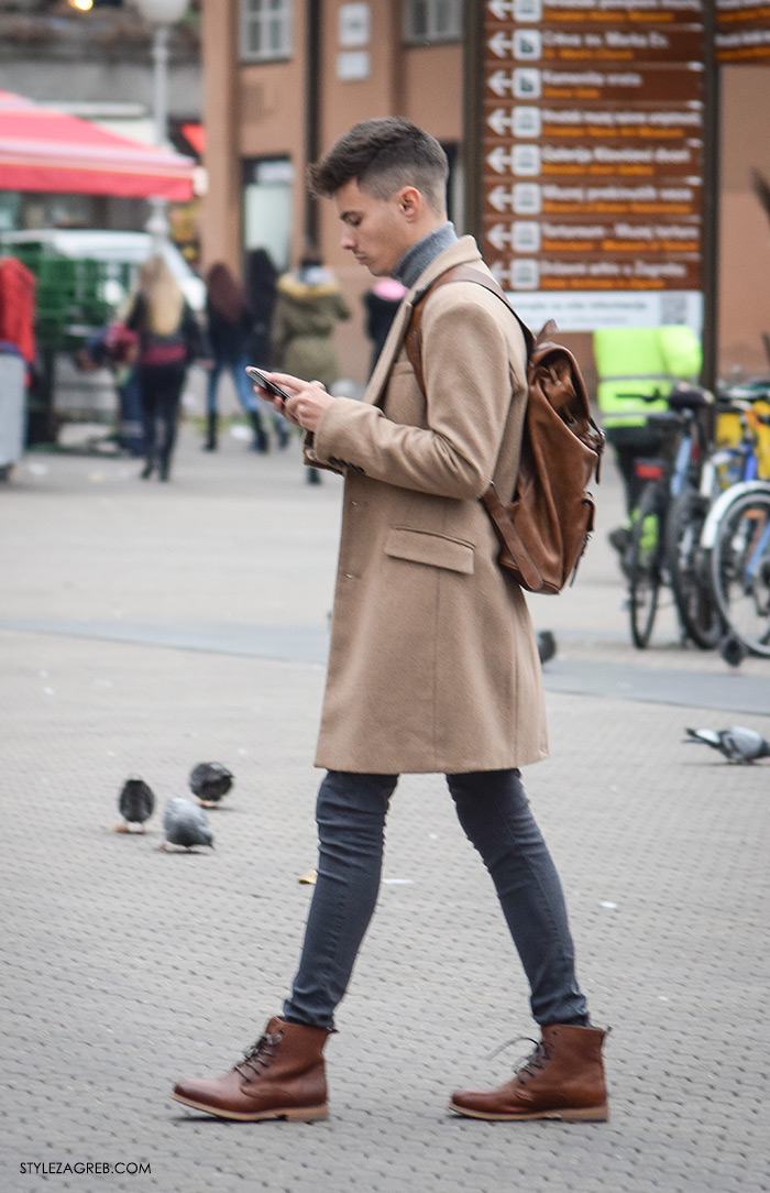 Street Style Zagreb muška ulična moda jesen zima kombinacija bež kaput boje devine dlake, visoke gležnjače na vezanje boje konjaka, ruksak, sive hlače