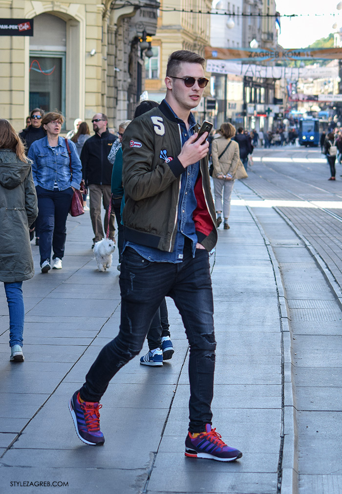 Street Style Zagreb muška ulična moda jesen zima kombinacija bomber jakna, traper košulja i tamne poderane traperice, Adidas ljubiačste crvene tenisice