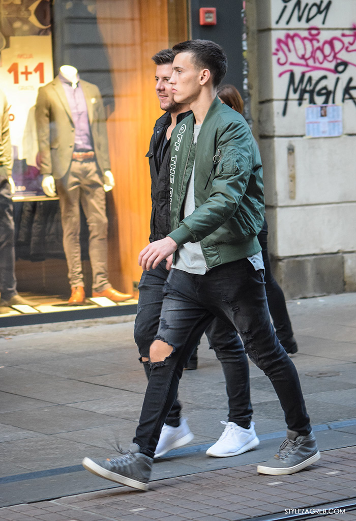 Street Style Zagreb muška ulična moda jesen zima kombinacija bomber jakna, sivi t-shirt tamne poderane traperice, tenisice