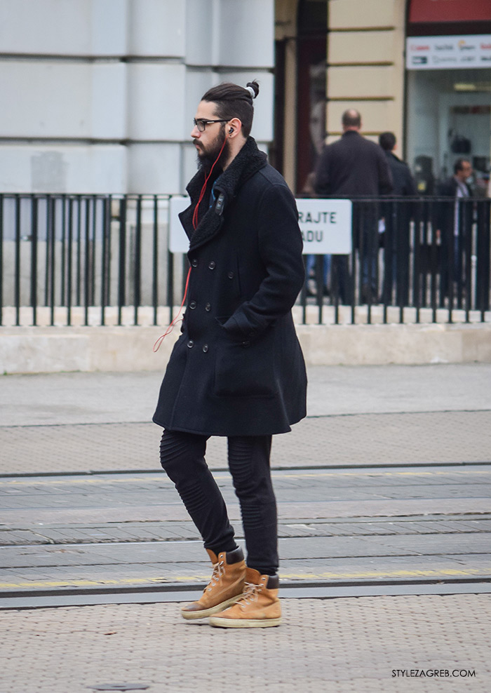 Street Style Zagreb muška ulična moda jesen zima kombinacija crna bunda od janjećeg krzna, urban muškaca s bradom i svezanim repom