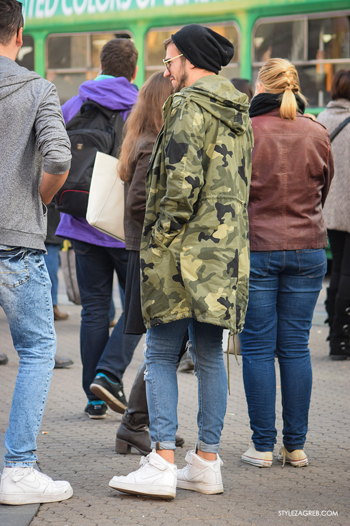 Street Style Zagreb muška ulična moda jesen zima kombinacija maskirna duga vojnička jakna, crna kapa, bijele visoke Nike tenisice