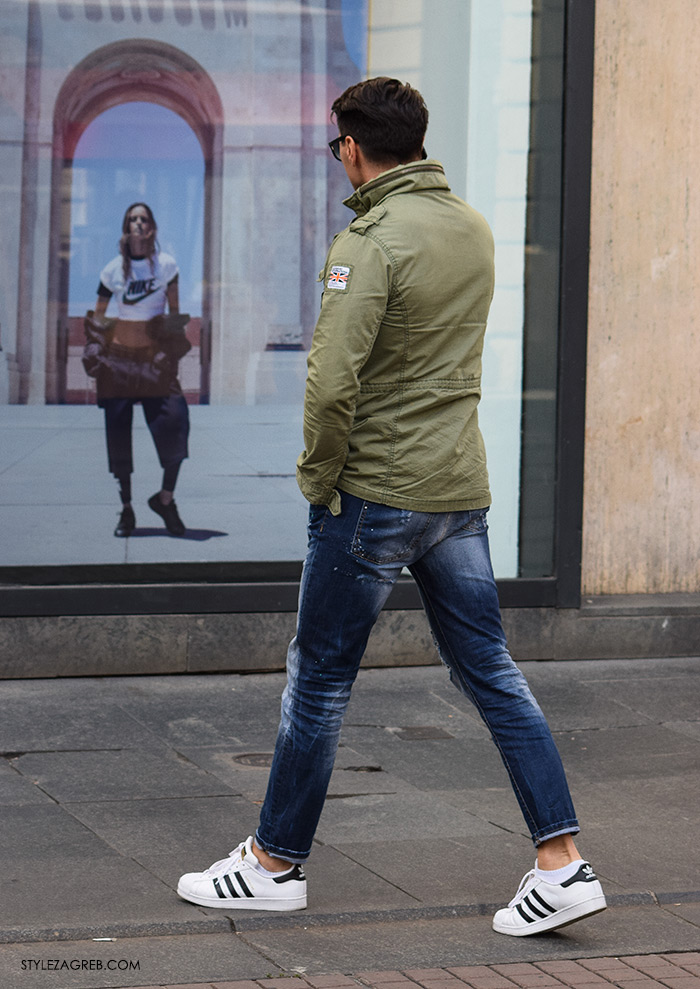 Street Style Zagreb muška ulična moda jesen zima kombinacija zelena vojnička jakna, traperice, bijele adidas tenisice