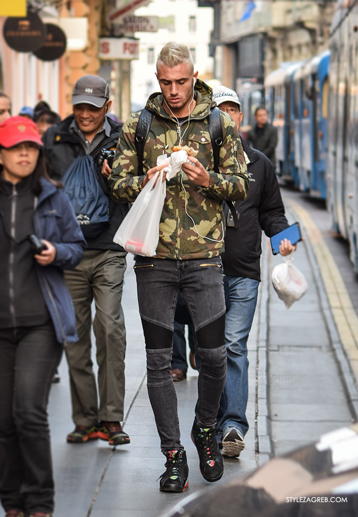 Street Style Zagreb muška ulična moda jesen zima kombinacija jakna s maskirnim uzorkom i kapuljačom, sive traperice, nogometaš Nicolas Taravel 