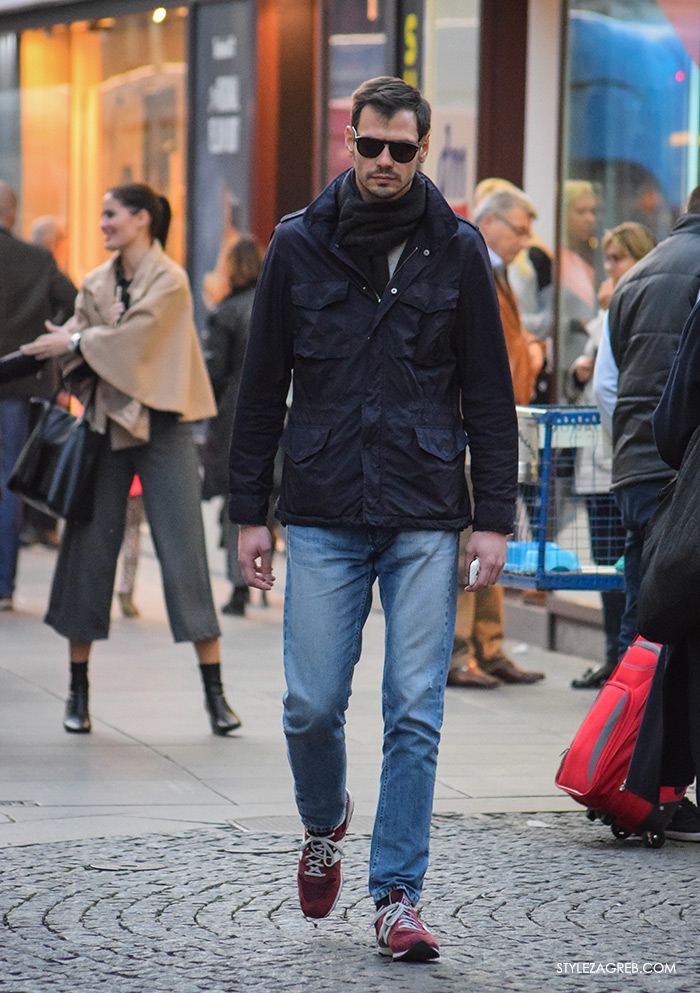 Street Style Zagreb muška ulična moda jesen zima kombinacija plava navy vojnička jakna s džepovima, crvene New Balance tenisice, 