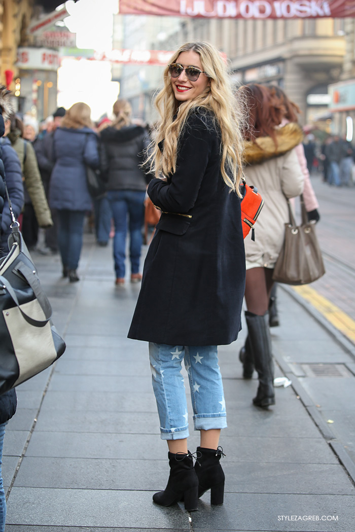 Style Zagreb na Adventu, Women's winter fashion how to wear boyfriend jeans in winter, Zaključak o ovoj Špici: Nije svima jednako hladno, Sara Gulin Instagram, Kako kombinirati Mango traperice sa zvjezdicama, crne čizme do gležnja, crveni mini ruksak, crni kaput iznad koljena, street Style Zagreb Croatia ulična moda subota špica 17. prosinac 2016. Advent u Zagrebu, Advent in Zagreb