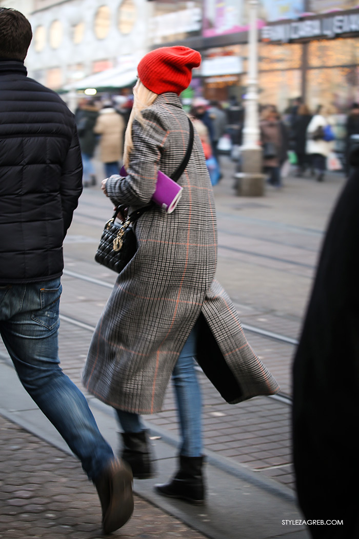 Moda zima styling trend fashion winter women's beanie, crvena kapa, zara dugi karirani kaput gdje kupiti kako kombinirati