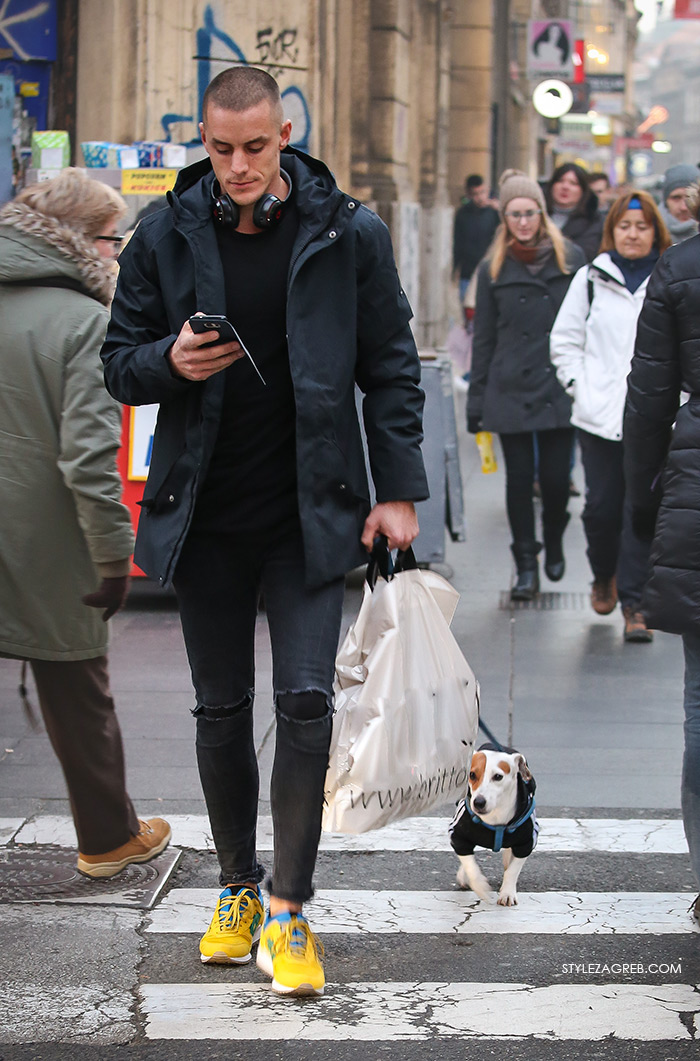 Street Style Zagreb Croatia, Shop best of Zagreb’s winter look, man's winter fashion how to wear blackoutfit and yellow sneakers, Ulična moda u Zagrebu, špica subota Advent u Zagrebu, treća adventska nedjalja, 17. prosinac 2016. kako kombinirati moda zima muški outfit, muškarac sa psom, žute adidas tenisice i crni outfit