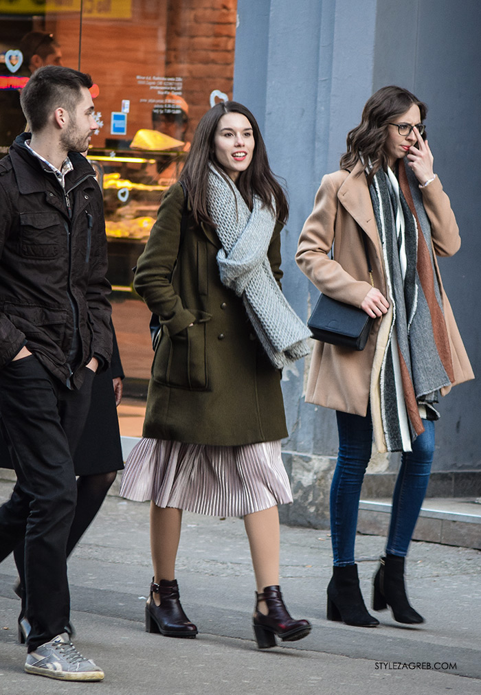 Street style Zagreb: ulična moda druga adventska subota šica Advent u Zagrebu, 3.12.2016. kakvi outfiti se nose zimska ženska moda, maslinasti kaput, plisirana metalik suknja, crne gležnjače, womens winter fashion pleated skirt and culottes, olive green coat and oversized scarf