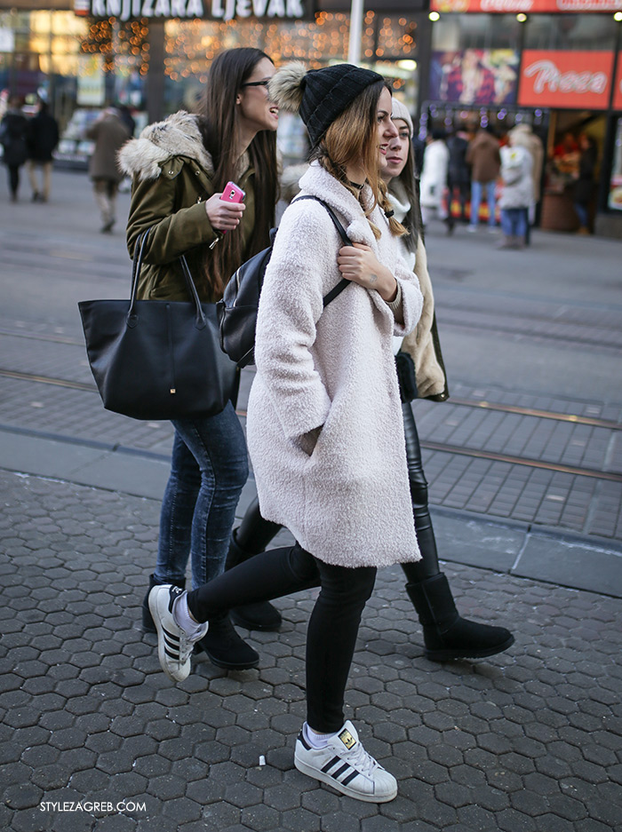 Street style Zagreb: ulična moda druga adventska subota šica Advent u Zagrebu, 3.12.2016. kakvi outfiti se nose zimska ženska moda, bijele adidas tenisice, kako kombinirati bijeli kaput, frizura kako isplesti pletenicu, how to wear white coat, choker and black beanie pretty stylisg girl womens fashion