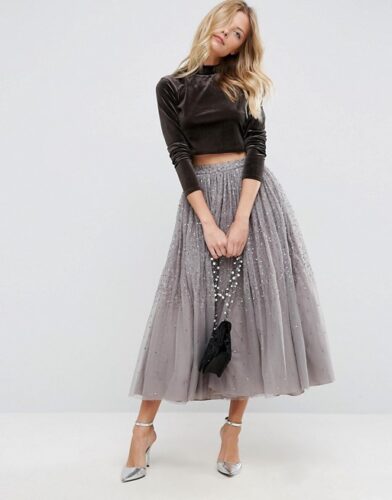 Ova divna tulle suknja prošivena šljokicama vapi da se u njoj pleše i zanosno hoda.