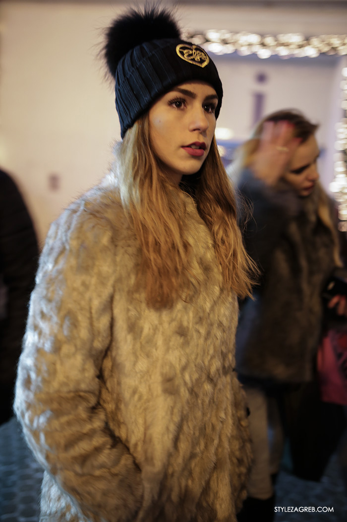 Anda Karanusic, Advent u Zagrebu, Elfs crna pletena kapa s krznenim pomponom i bundica od eko krzna, Kakve se pletene kape s coflekom i krznenim pomponima sada nose u Zagrebu, How to wear a beanie, black beanie with fur pom pom faux fur coat womens fashion winter fashion style outfit ideas