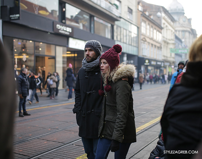 Advent u Zagrebu, pletena kapa s krznenim pomponom i bundica od eko krzna, Kakve se pletene kape s coflekom i krznenim pomponima sada nose u Zagrebu, How to wear a beanie with fur pom pom faux fur coat women’s fashion winter fashion style outfit ideas, green parka with fur, men's winter fashion, fashion couple on the street