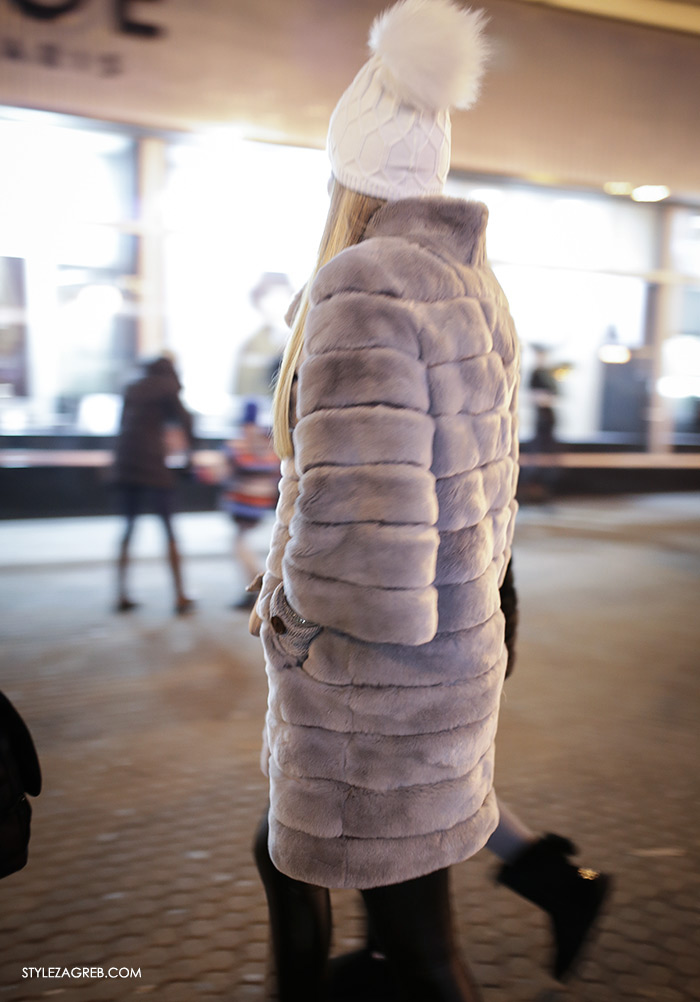 Advent u Zagrebu, bijela pletena kapa s krznenim pomponom i lila siva bundica od pravog krzna, Kakve se pletene kape s coflekom i krznenim pomponima sada nose u Zagrebu, How to wear a beanie with fur pom pom fur coat women’s fashion winter fashion style outfit ideas