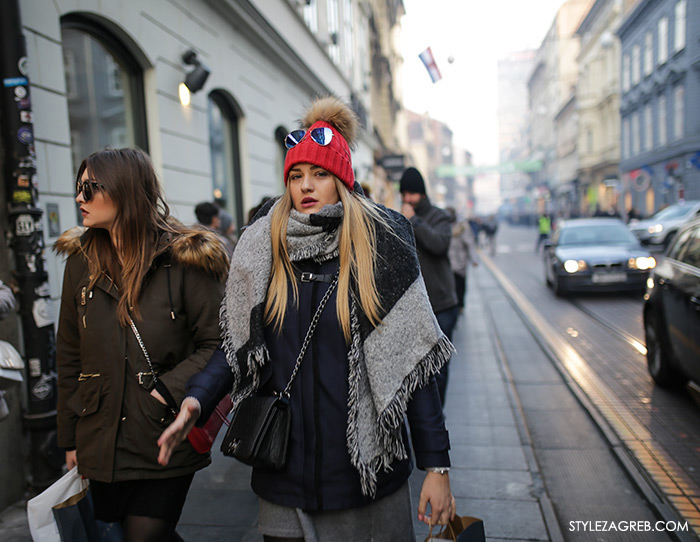 Advent u Zagrebu, crvena pletena kapa s krznenim pomponom i dugi šal, Kakve se pletene kape s coflekom i krznenim pomponima sada nose u Zagrebu, How to wear a beanie with fur pom pom long scarf women’s fashion winter fashion style outfit ideas street style fashion