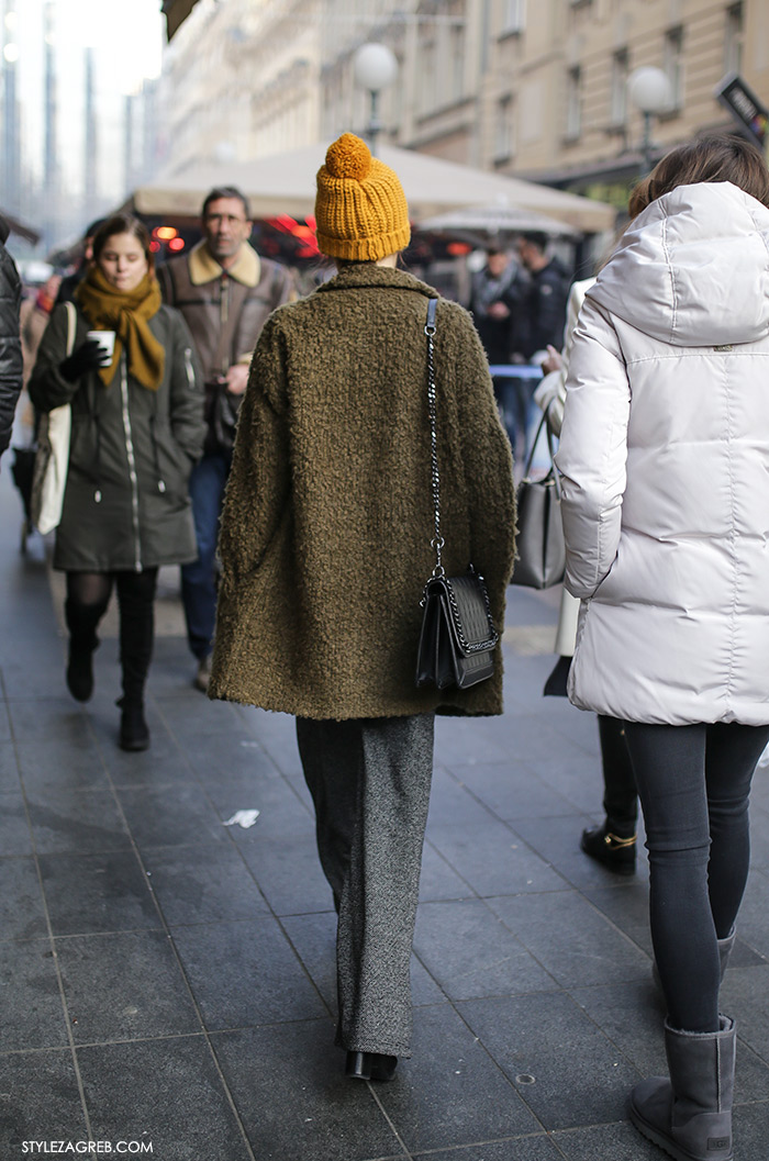 Advent u Zagrebu, pletena kapa s pomponom i meki zeleni kratki kaput, Kakve se pletene kape s coflekom sada nose u Zagrebu, How to wear a beanie with pom pom green coat women’s fashion winter fashion style outfit ideas