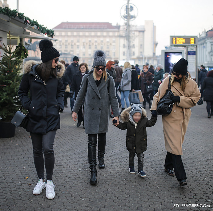 Street Style Zagreb Hrvatska ulična moda Advent u Zagrebu, pletena kapa s krznenim pomponom, sivi kaput, kaput boje devine dlake, Kakve se pletene kape s coflekom i krznenim pomponima sada nose u Zagrebu, How to wear a beanie with fur pom pom grey coat women’s fashion winter fashion style outfit ideas