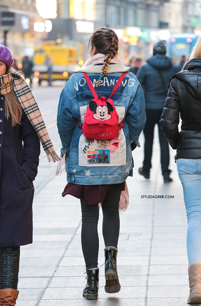 Mickey Mouse ruksak, modna kombinacija traper jakna sa aplikacijama Zara djevojke u Zagrebu street style fashion ulična zimska moda zena hr Croatia, kako isplesti pletenicu frizura