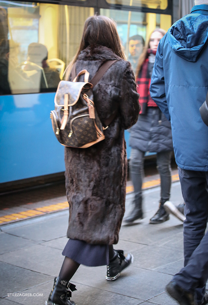 Louis Vuitton ruksak, modna kombinacija Zara djevojke u Zagrebu street style fashion ulična zimska moda zena hr Croatia women's winter fashion fur brown coat