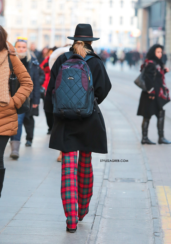Sportski štepani ruksak, karirane crvene hlače elegantni crni klasični kaput, crni fedora šešir do koljena ženska moda kako kombinirati gdje kupiti djevojke u Zagrebu street style fashion ulična zimska moda zena hr Croatia