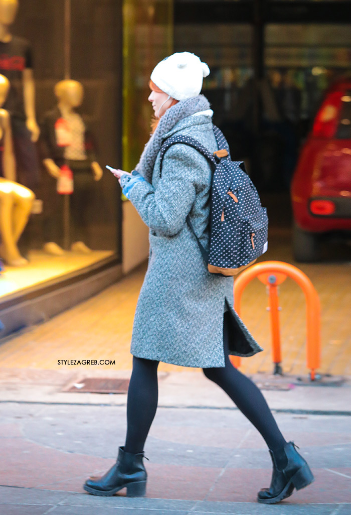 Platneni ruksak na točkice, gležnjače kaput do koljena djevojke u Zagrebu street style fashion ulična zimska moda zena hr Croatia
