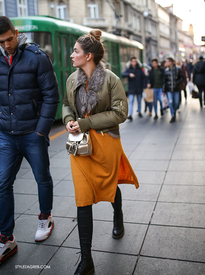 Slojevito: evo kako postići izvrstan zimski outfit! Street style moda Zagreb, gdje kupiti dugi džemper, dugu pletenu haljinu s procjepima, najnovije street style fotke, bomber jakna i krzneni prsluk, kaput bez rukava, winter women's fashion how to style wear sleveless coat styling tips ideas, tied up black ankle boots, mini golden backpack