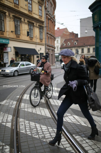Fotka dana: pink kaput, žuto zvonce, bicikl i buketić by StyleZagreb.com