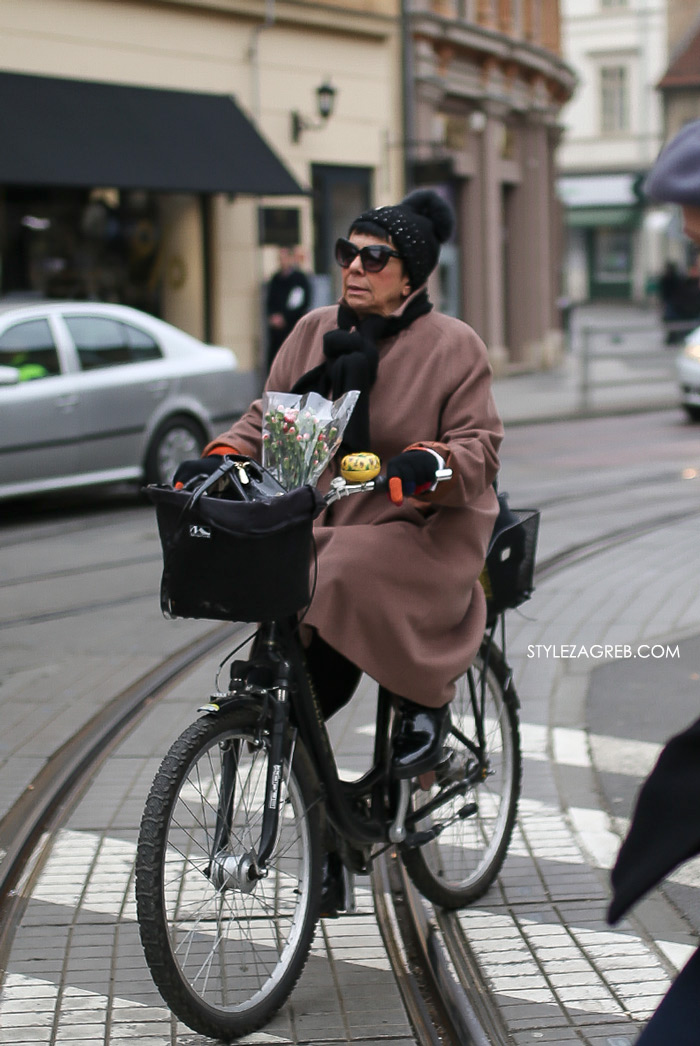 zagreb street style 11.2., Fotka dana: pink kaput, žuto zvonce, bicikl i buketić by StyleZagreb.com