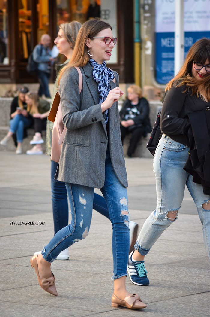 street style Zagreb Hrvatska spring fashion hr Croatia žena hr ulična moda najnovije slike špica tourist in Zagreb what to wear sivi sako mašna svezana oko vrata taperice ravne cipele na špic s čvorom