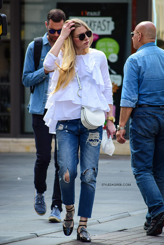 zagrebačka špica proljetna moda street style styling poderane traperice bijele bluza s volanima, mary jane cipele, tetovaža na stopalima