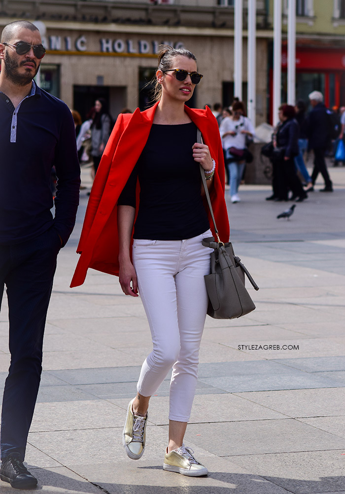 zagrebačka špica proljetna moda street style styling crveni sako i bijele traperice