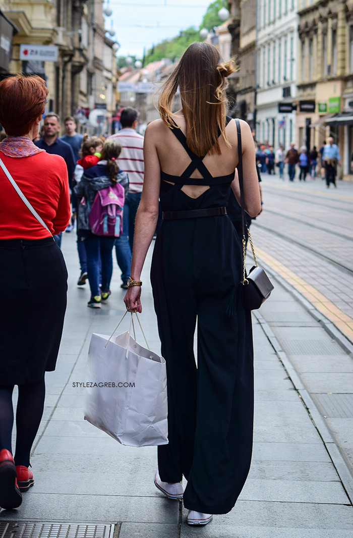 zagrebačka špica proljetna moda street style kako nositi crni kombinezon otvorenih leđa i bijele starke