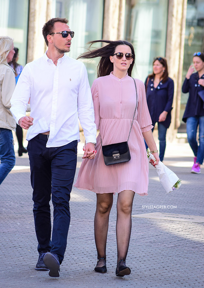 Street style Zagreb kako nositi roza boja stajling kombinacija roza haljina i ravne crne balerinke