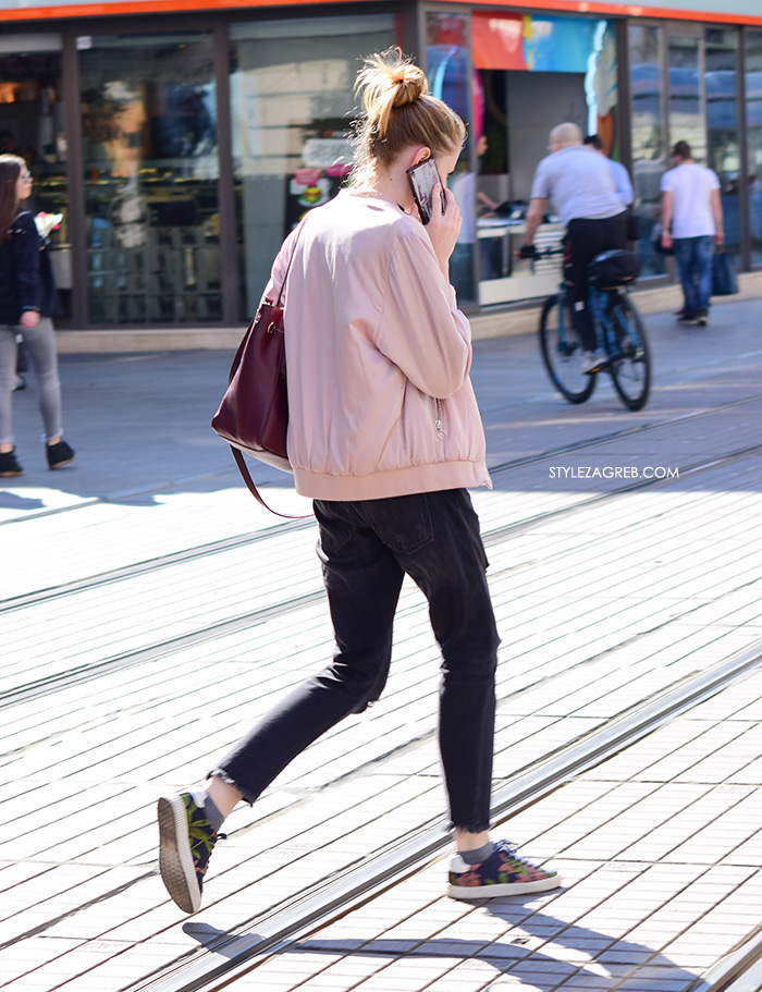 Street style Zagreb kako nositi roza boja stajling kombinacija roza bomber jakna