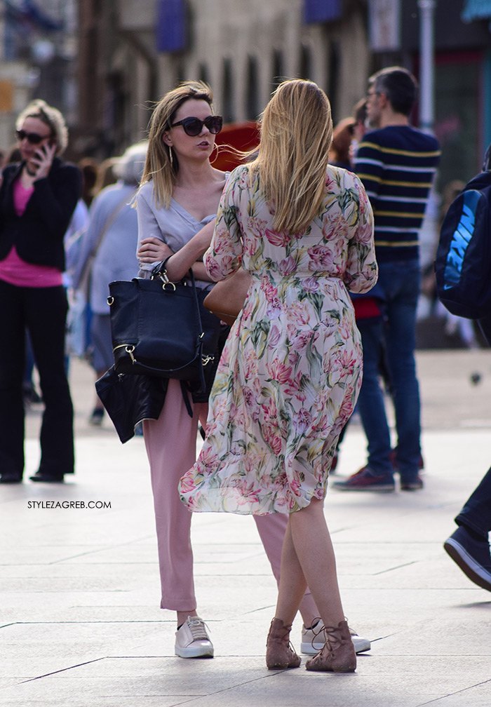 Street style Zagreb kako nositi roza boja stajling kombinacija roza klasične hlače oker bijele tenisice
