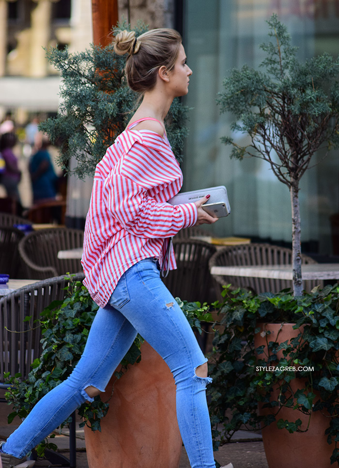 Street Style Zagreb HIT STYLING: Nosi se... najzavodljivija košulja ikad! Trend koji upravo jača u uličnoj modi su košulje s proširenim ovratnikom zbog čega su izraženije dekoltirane. Zara prugasta košulja