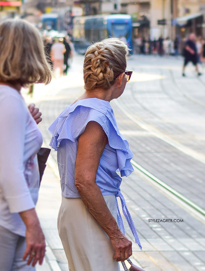 Modni stil, klasični modni stil, ljetni modni stil 2017, street style zagreb danas ulična moda plava prugasta bluza s volanima starija gospođa