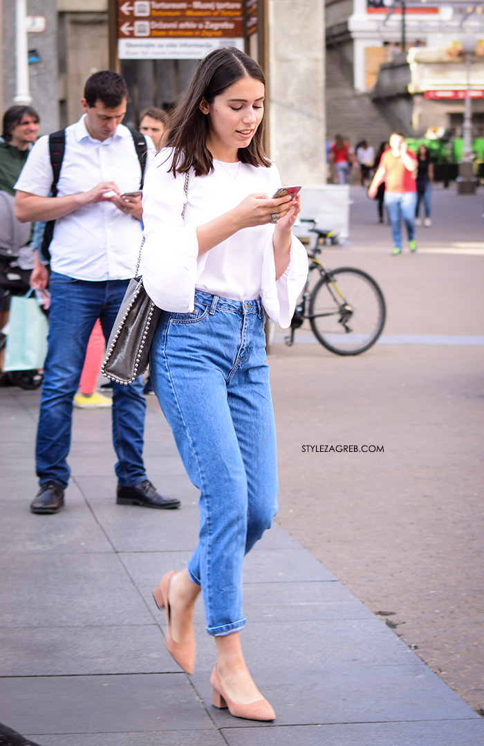 Bijela bluza sa širokim rukavima, klasične traperice visokog struka mom's jeans,, žena sa stilom Zagreb street style ljetna moda srpanj 2017.