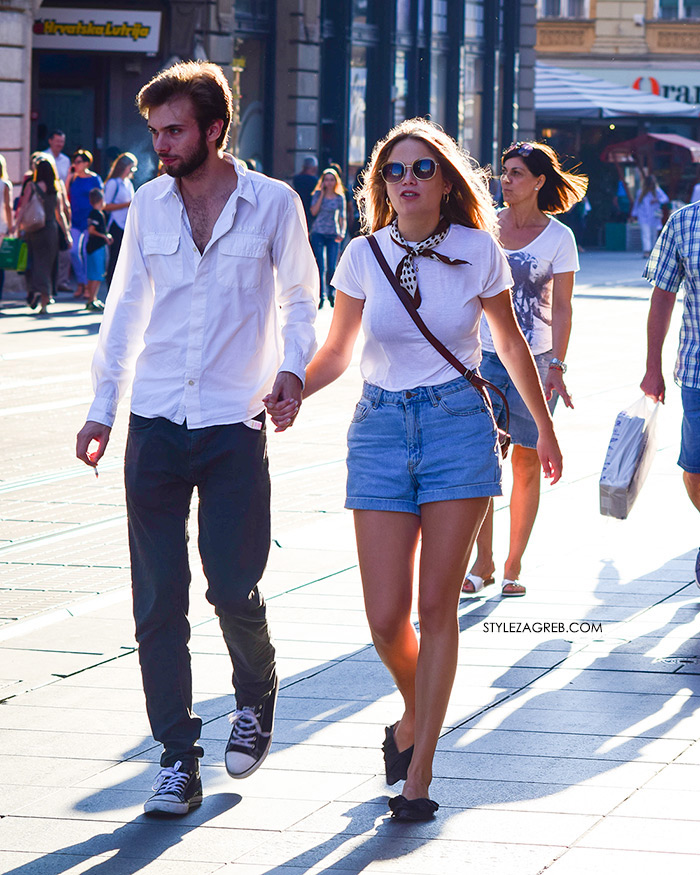 Street Style Zagreb Ljetni Traper Raport street style 2017 traper šorc, ravne Mango šlape, bijela majica i marama bandana, moderno odjevena djevojka