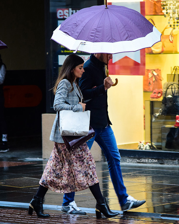 Zagreb street style jesen moda špica sivi sako, cvjetasta suknja, čizme gležnjače