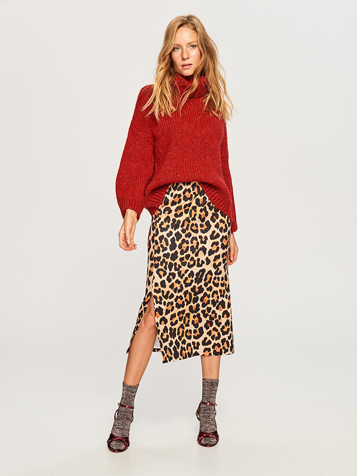 Kombiniranje suknje leopard uzorka crveni džemper