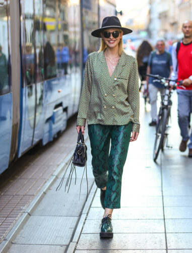 street style zagreb ženska moda jesen zima 2019/2020 zelene hlače zmijskog uzorka špica zagreb