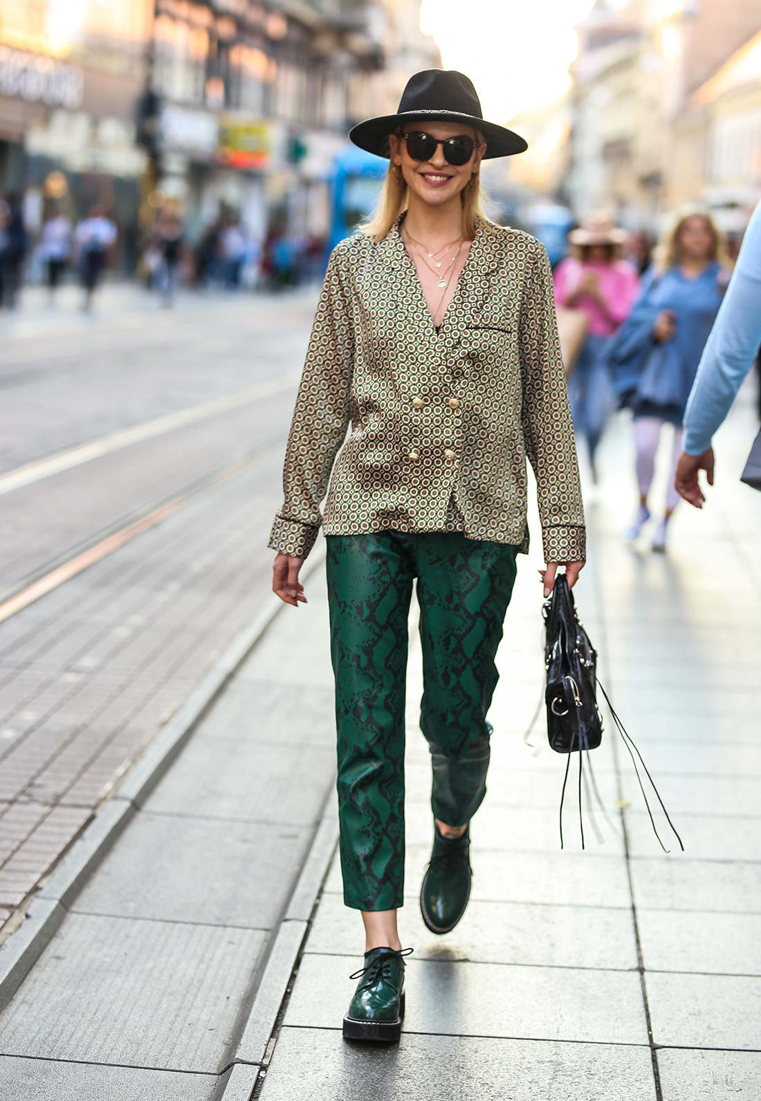 street style zagreb ženska moda jesen zima 2019/2020 zelene hlače zmijskog uzorka špica zagreb zagrebačka špica Lucija Lalić instagram