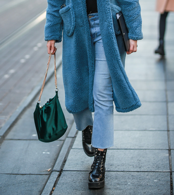 plavi teddy kaput baršun zelena torbica bajkerske čizme zagrebačka špica cro moda sijeČanj u zagrebu Špica zimski ženski outfit