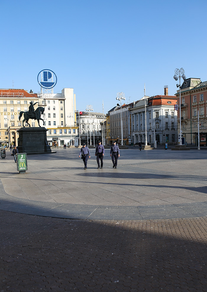 koronavirus potres Zagreb fotke fotografije nakon potresa trg bana jelačića policija