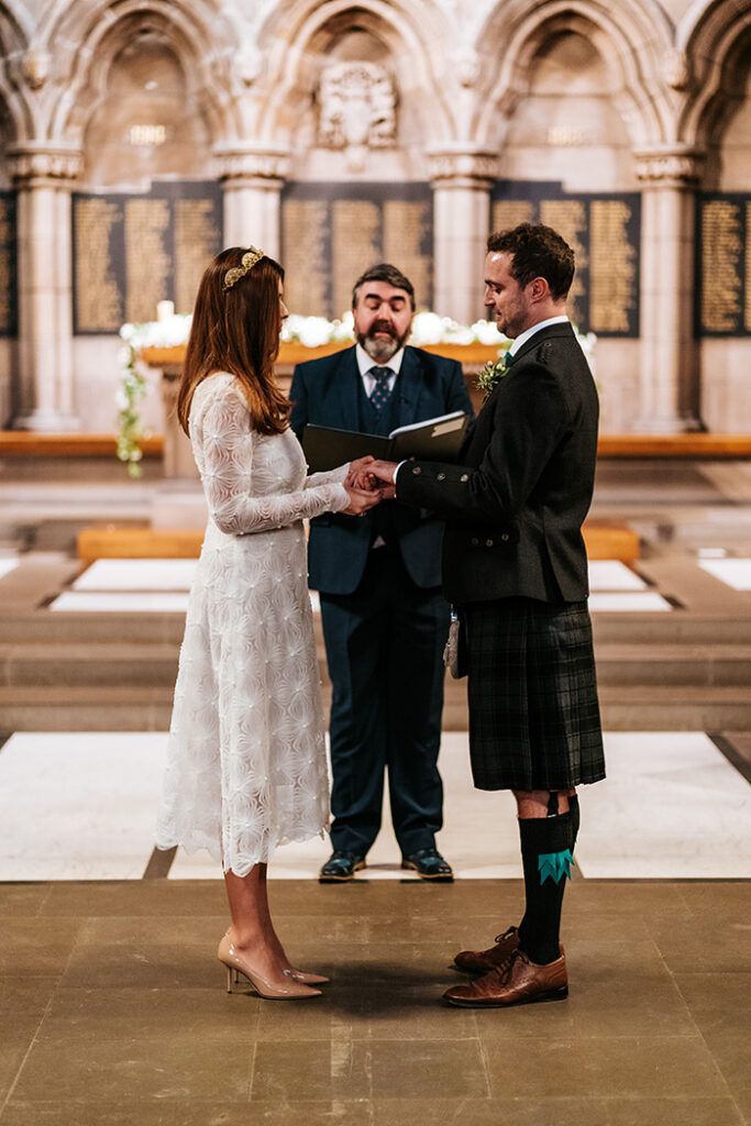 Anita Dujić, romantično vjenčanje u Škotskoj, vjenčanica od čipke midi duljine