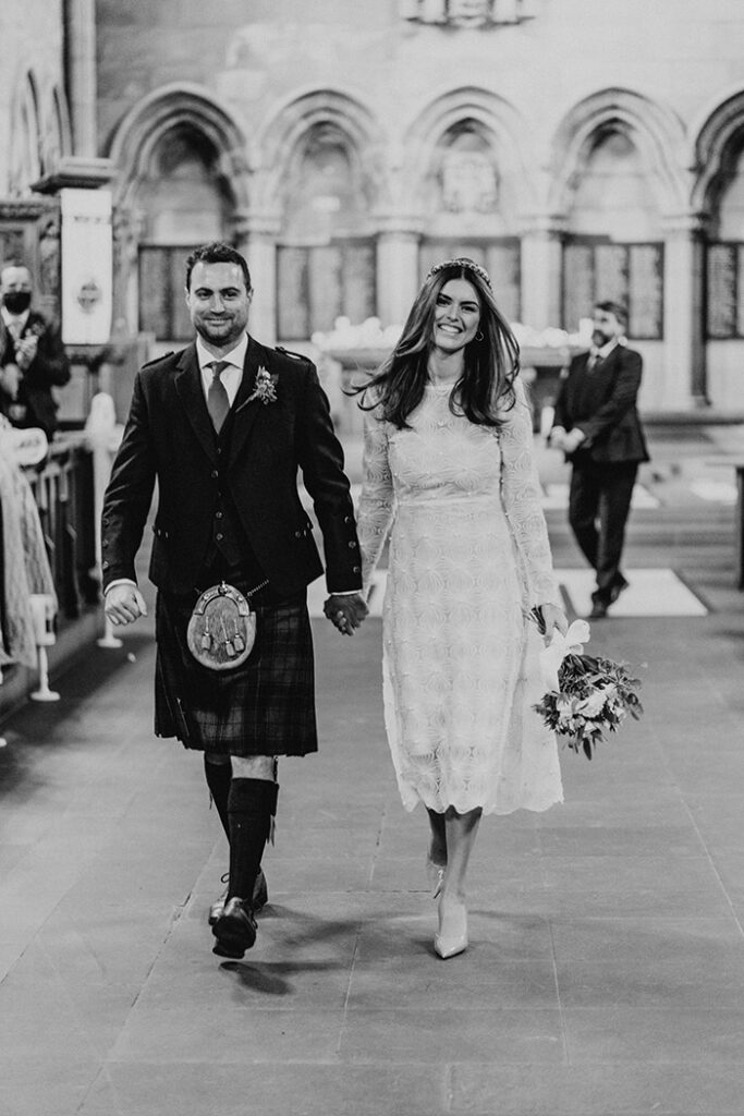 Anita Dujić, romantično vjenčanje u Škotskoj, vjenčanica od čipke midi duljine