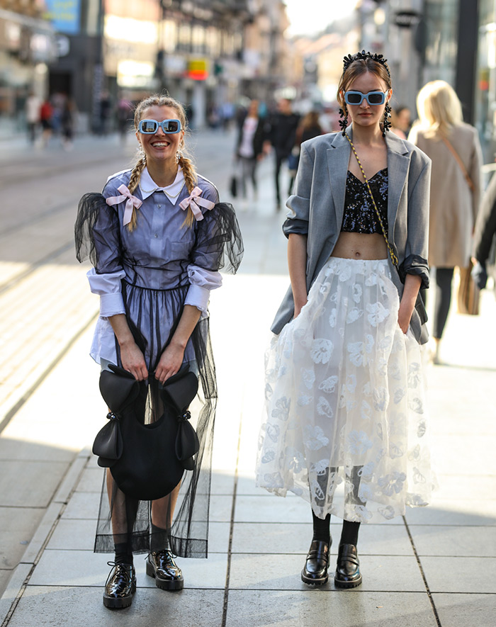 Kreacije Simone Rocha x H&M street style moda na ulicama Zagreba. Isprobali smo, pogledajte! Foto: Ana Josipović i Slavica Josipović, dubrovačke studentice Brigita Siništaj i Magdalena Filipović Srhoj