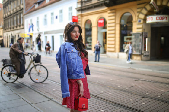 kombinacija crvena mini haljina na točkice kratka guess traper jakna converse tenisice street style zagreb špica foto Ana Josipović Slavica